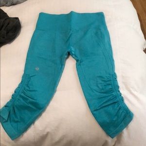 Lulu Lemon teal crops size 4 (fits a 2 as well)